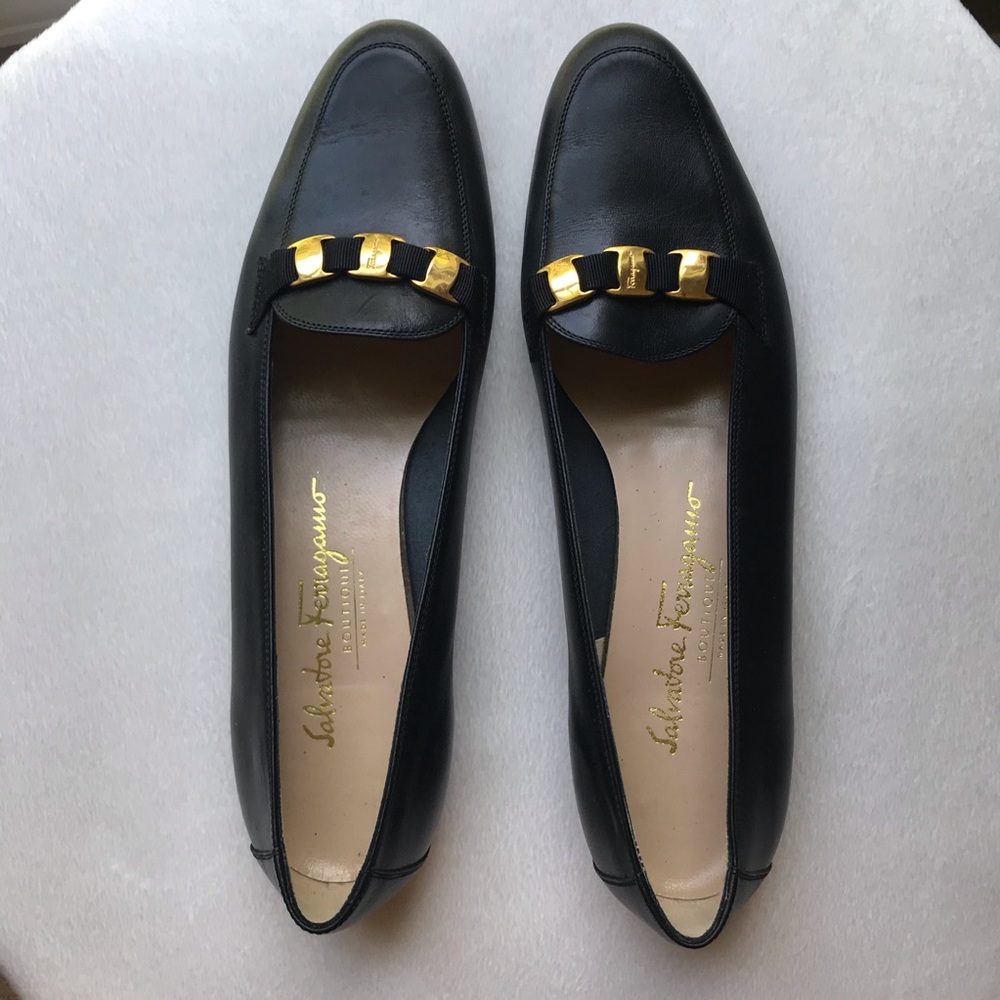 Salvatore Ferragamo Italy Navy loafer Gold link